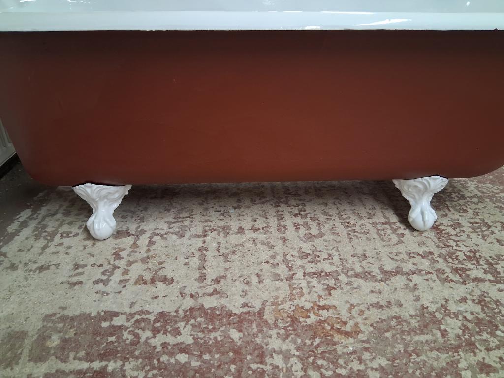 <p>Original Cast iron Roll top Bath.</p><p>Bath has been fully re-enamelled.</p><p>Enamelled claw and ball feet.</p><p><br></p>